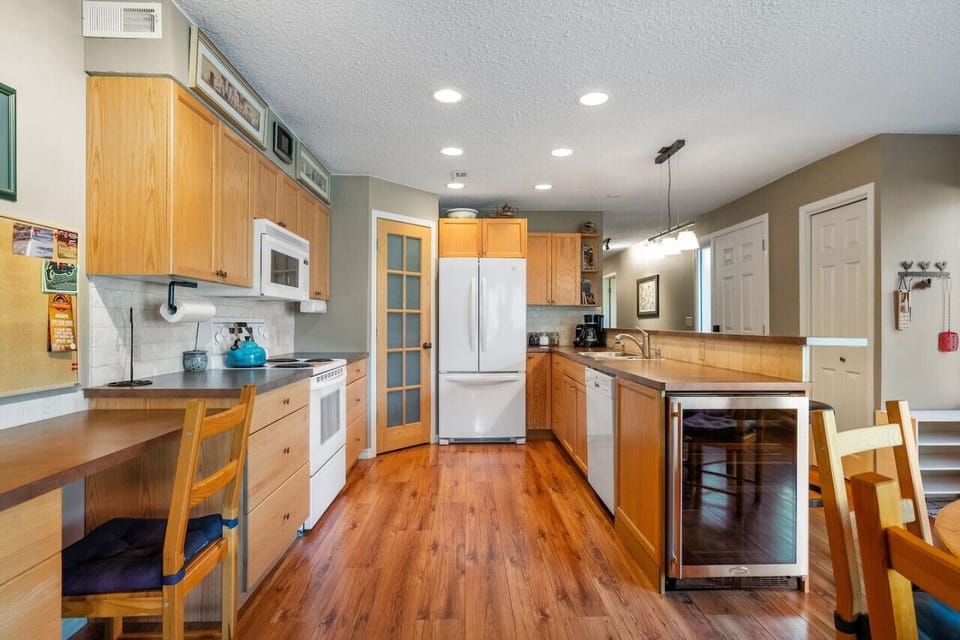 Full kitchen with a drip & Nespresso coffee maker, pizza maker, Margaritaville & more!