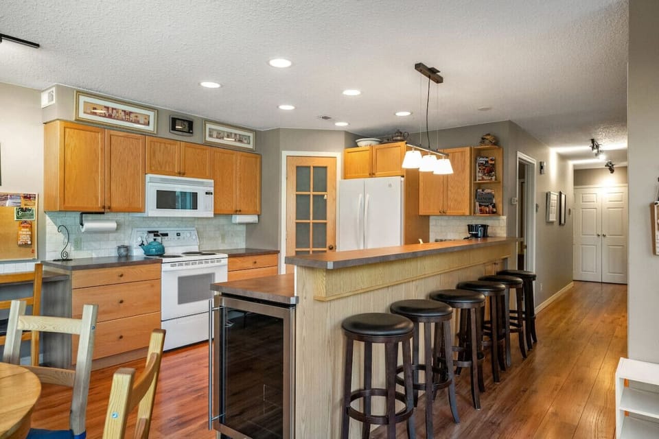 Full kitchen with a drip & Nespresso coffee maker, pizza maker, Margaritaville & more!