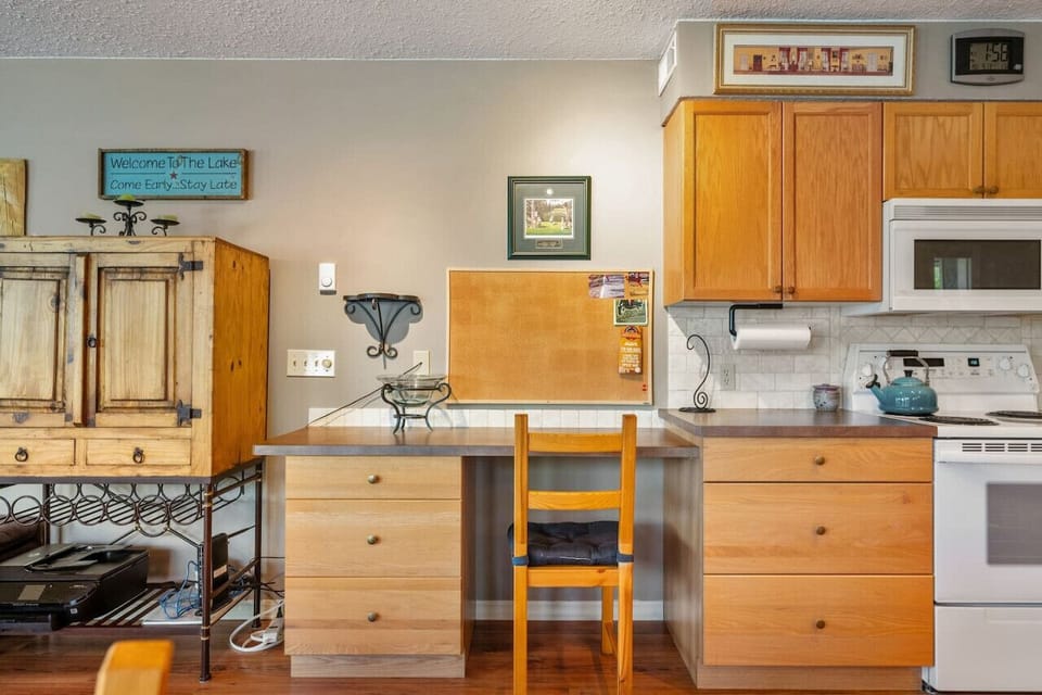 Full kitchen with a drip & Nespresso coffee maker, pizza maker, Margaritaville & more!