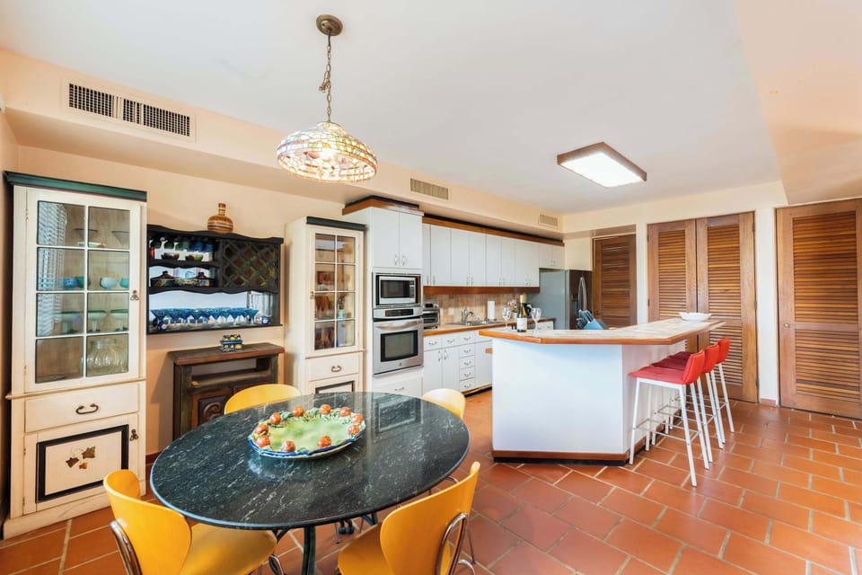 Fully equipped kitchen.