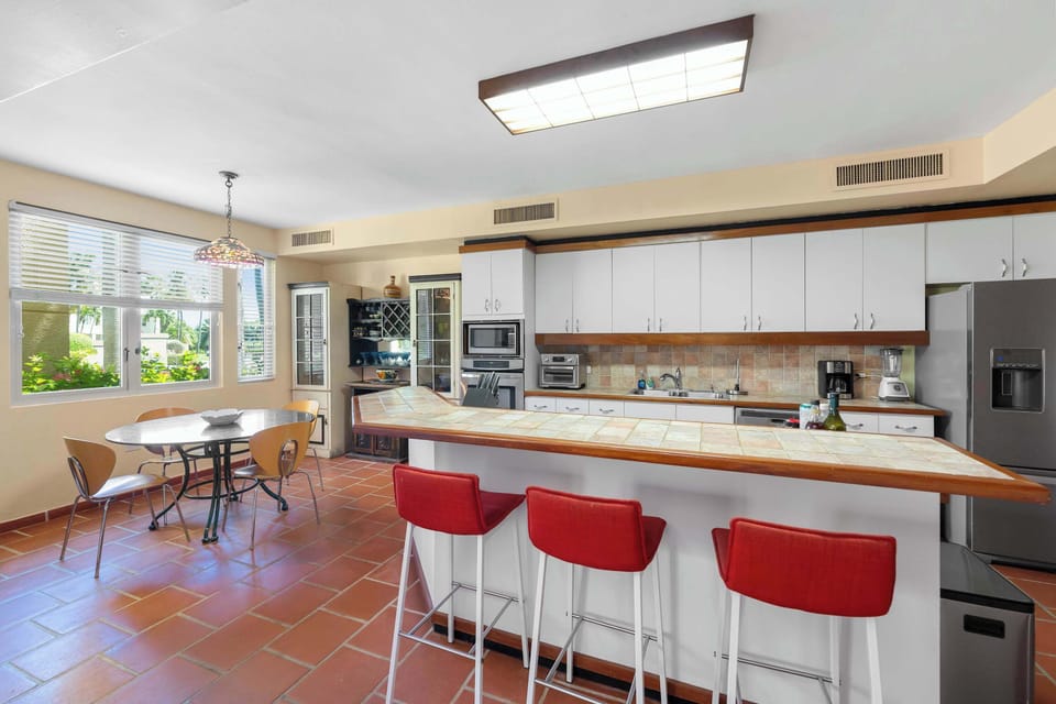 Fully equipped kitchen with extra seating and dining space