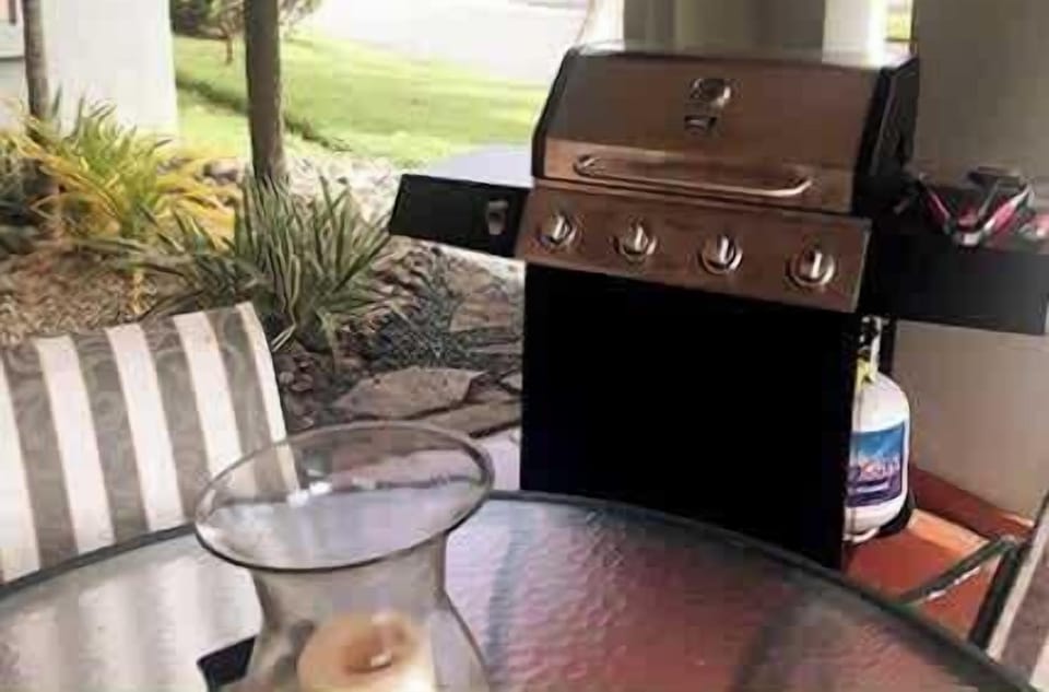 Two seating areas
Lightly upholstered wrought iron, outdoor furnishing
Garden View
Pull-down sun shades all round
BBQ for your use on the patio