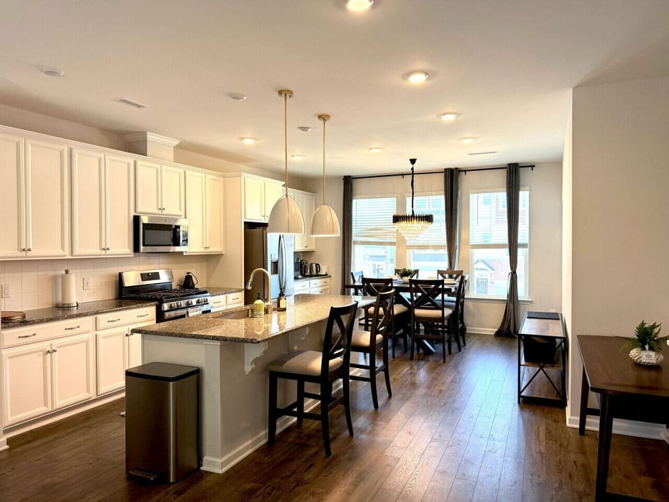 Kitchen & Dining