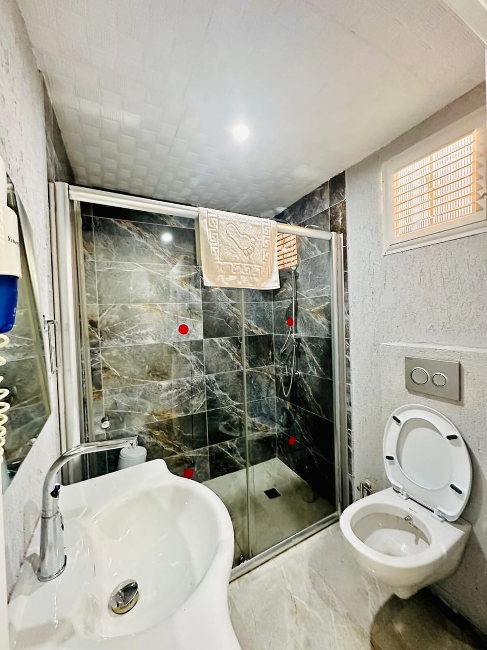 Standard Room, Balcony, Garden View | Bathroom | Free toiletries, hair dryer, towels, soap