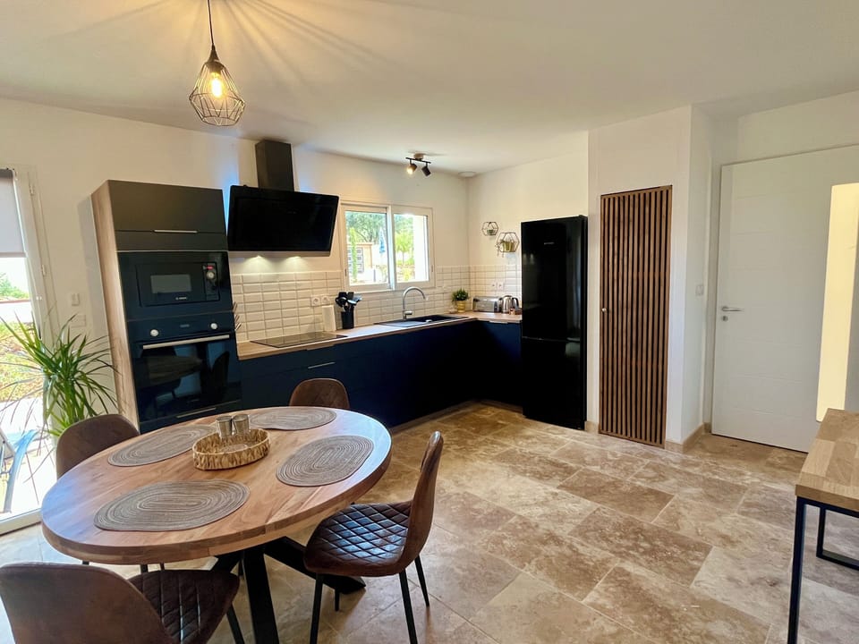 The fully equipped modern kitchen with dining area. 