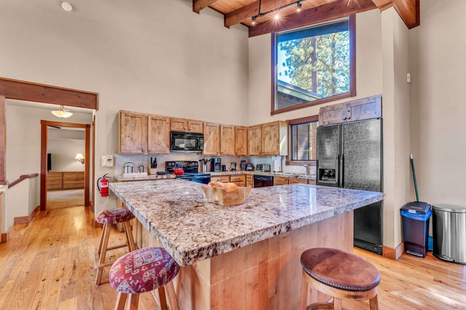 Kitchen: Well-equipped kitchen, spacious countertops, kitchen island with/3 bar stools, drip coffee maker, pizza oven 