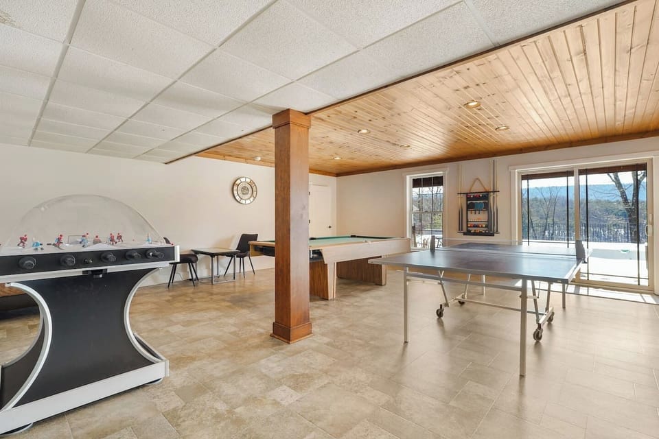 Game Room w/Pool Table, Ping Pong, and More!