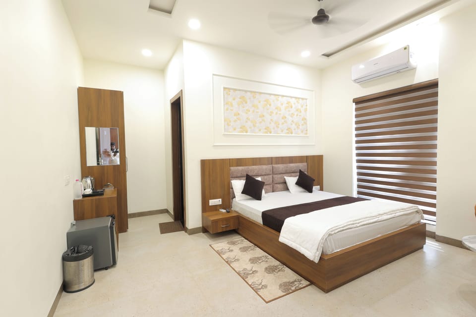 Deluxe Double Room + 15% Off on Food & Drinks | Soundproofing, iron/ironing board, free WiFi