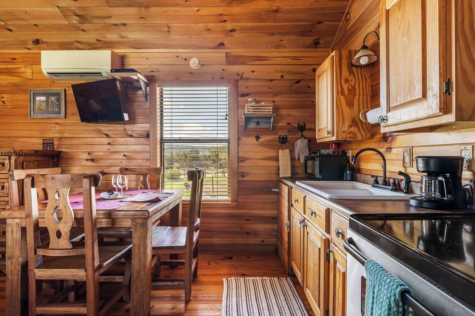 Cabin 1 - Dining Area and Full kitchen