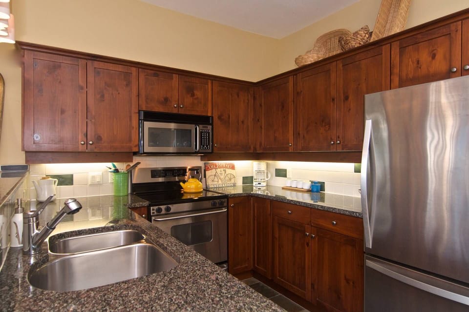 Lovely modern kitchen with all full size appliances
