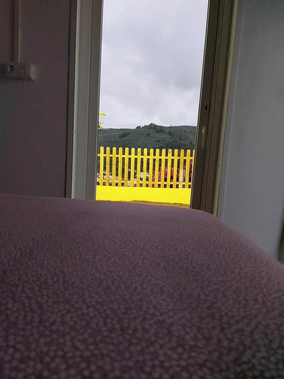 Puedes subir la persiana con motor y disfrutar del amanecer desde tu cama.