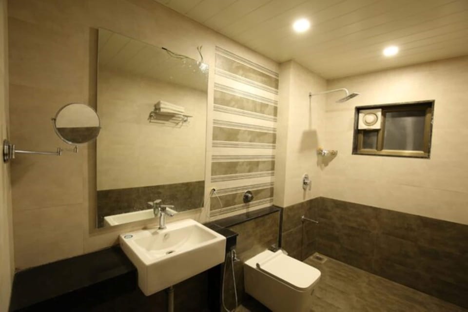 Club Room | Bathroom | Shower, rainfall showerhead, towels, soap