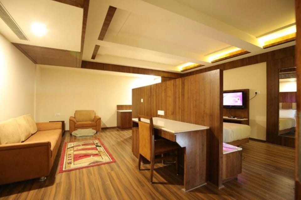 Family Room | Laptop workspace, free WiFi, bed sheets