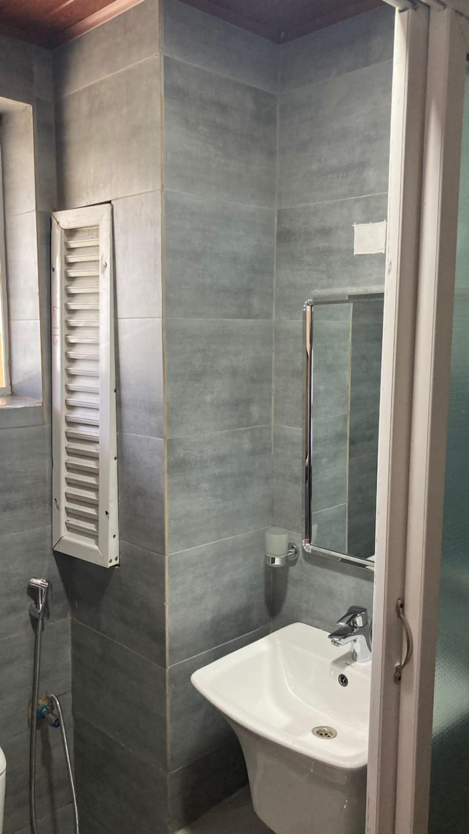Deluxe Double Room | Bathroom | Free toiletries, slippers, bidet, soap
