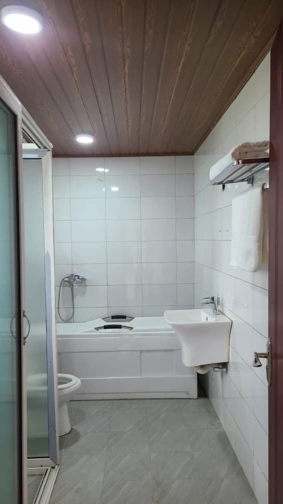 Family Suite | Bathroom | Free toiletries, slippers, bidet, soap