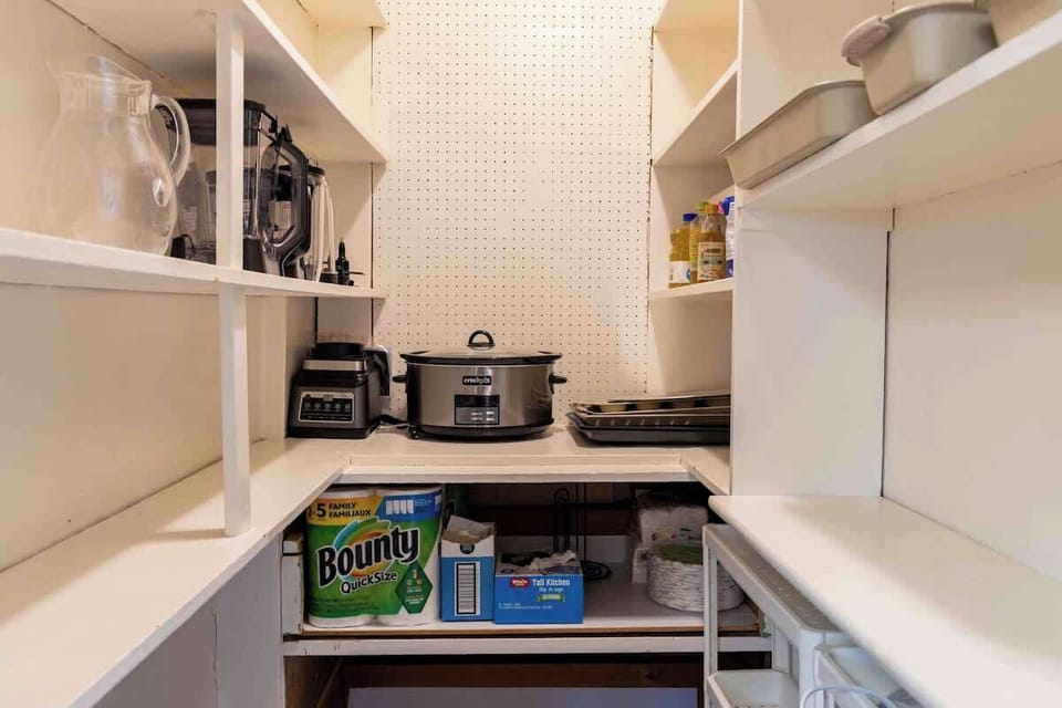 Lots of small appliances and cookwares