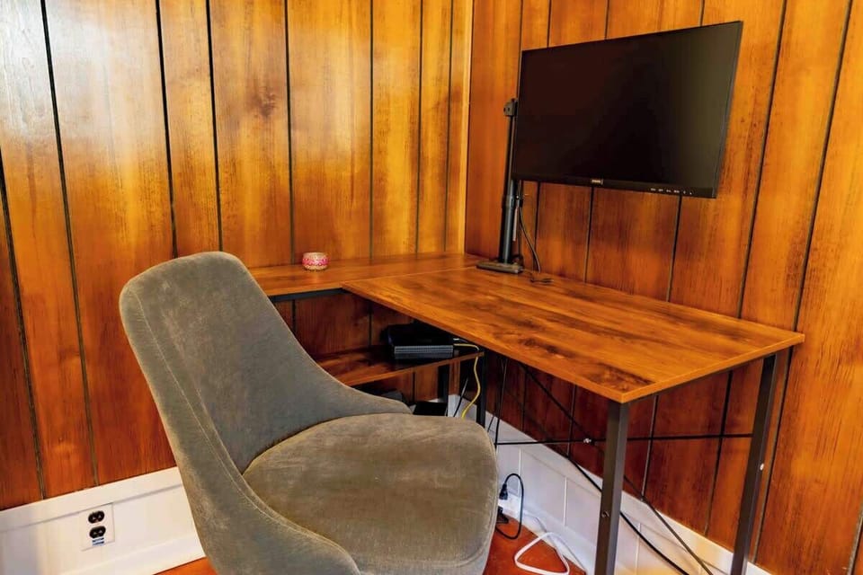 Small office space in the Queen bedroom for work before you play