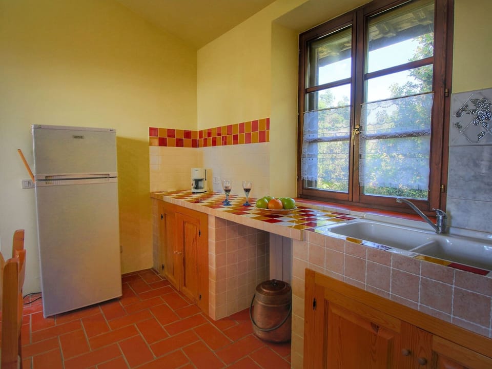 Fridge, oven, coffee/tea maker, electric kettle