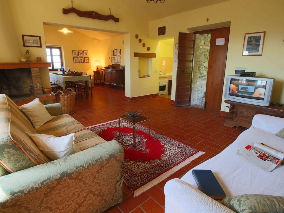 Deluxe House, 2 Bedrooms | Living room | Fireplace