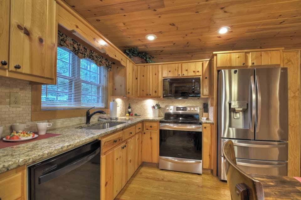 Ideal kitchen for cooking up a delicious meal or inviting a chef to do the work for you!