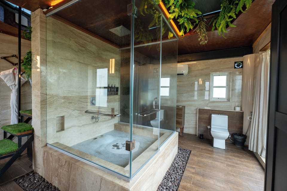 Igloo Room | Bathroom | Shower, free toiletries, hair dryer, towels