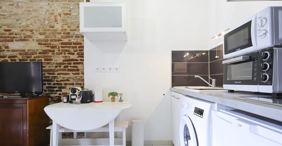 Cuisine équipée avec micro onde, bouilloire, grille pain, four, machine à...
