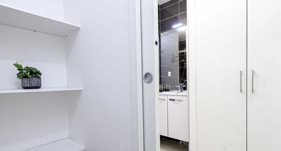 Couloir d'entrée avec espace de rangement et salle d'eau