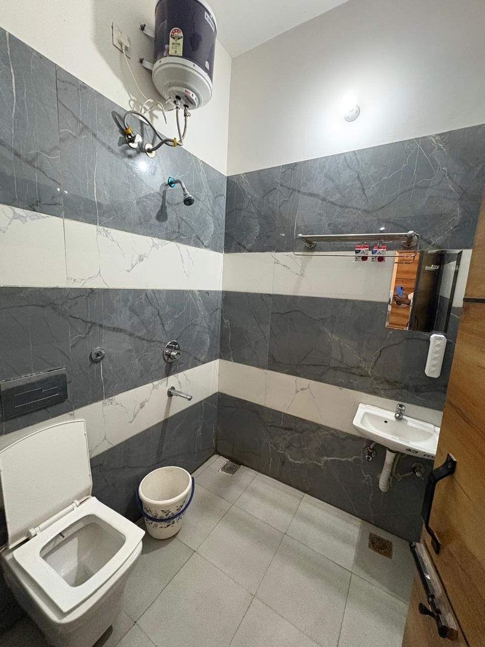 Standard Double Room | Bathroom | Shower, hair dryer, bathrobes, slippers
