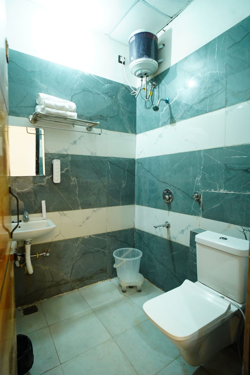 Deluxe Room, 1 King Bed, Smoking, Private Bathroom | Desk, blackout drapes, soundproofing, iron/ironing board