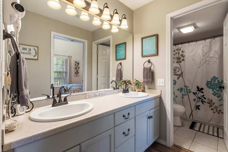 This spacious ensuite features a double vanity & shower/tub combo