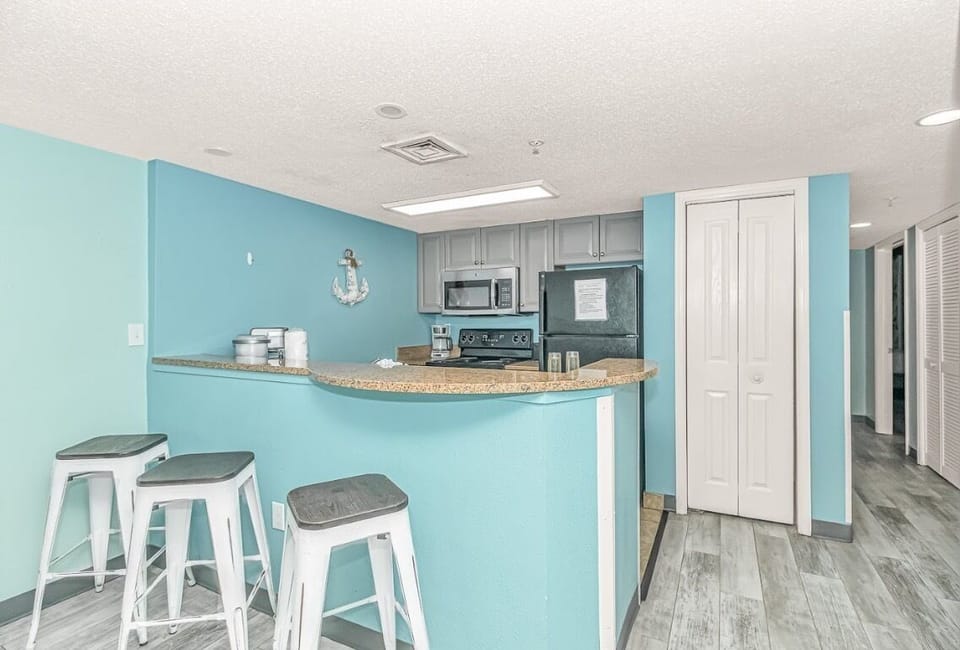 Eat-in kitchen bar seating