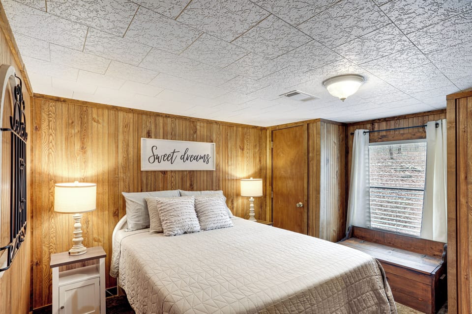 Heber Springs Cabin w/ Deck: 3 Mi to Sugarloaf Mtn Cottage in Arkansas