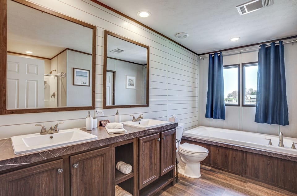 Sunset Cove Lakefront Rental w/ Private Dock! Cottage in Lake Livingston