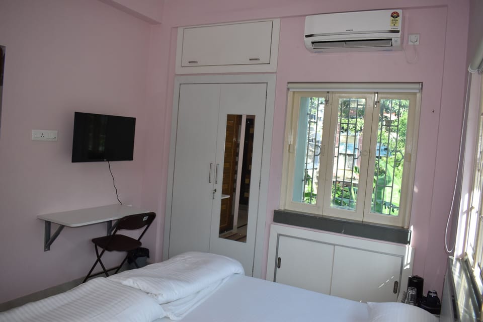 Family Double Room, Balcony, City View | Desk, laptop workspace