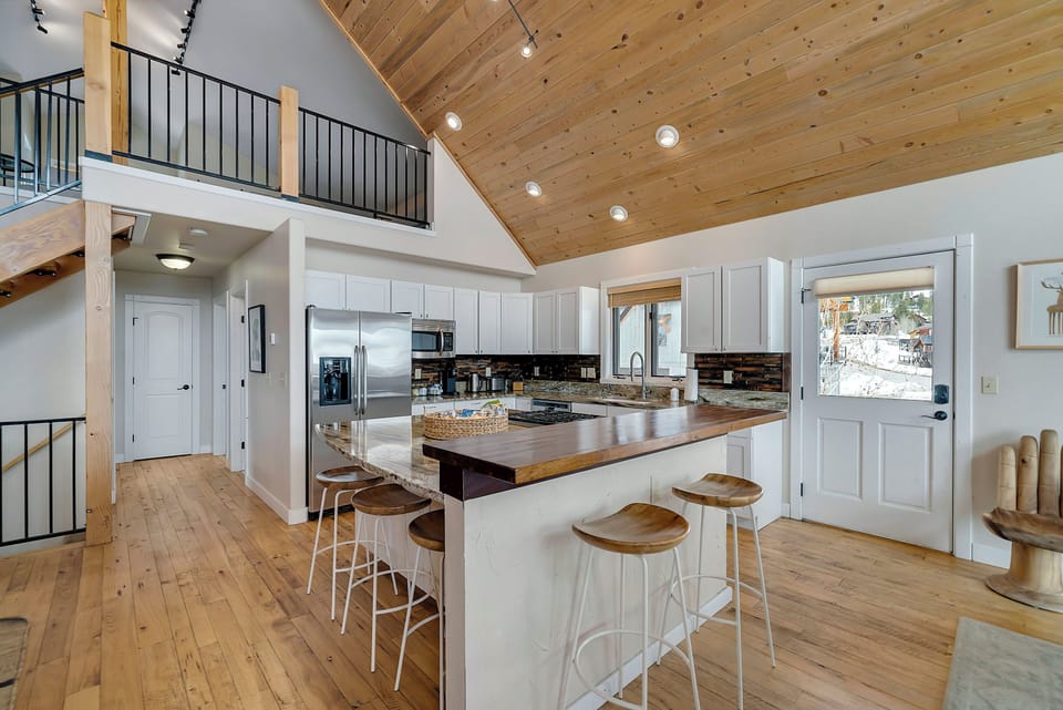 Additional seating for 5 at the large kitchen island.