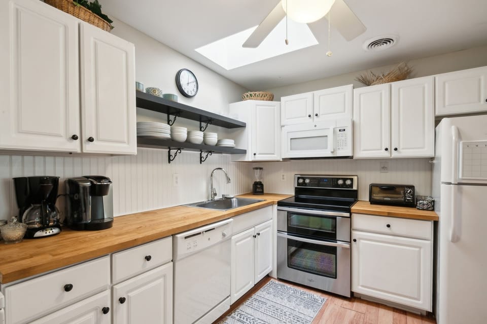 Condo, 2 Bedrooms | Private kitchen | Fridge, oven, coffee/tea maker, toaster