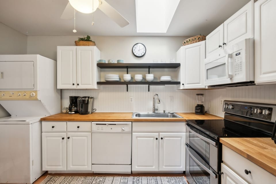 Condo, 2 Bedrooms | Private kitchen | Fridge, oven, coffee/tea maker, toaster