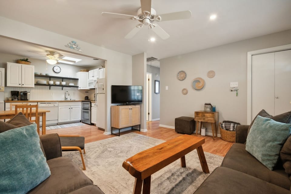 Condo, 2 Bedrooms | Living area