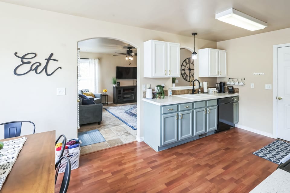 House, 4 Bedrooms | Private kitchen | Fridge, oven