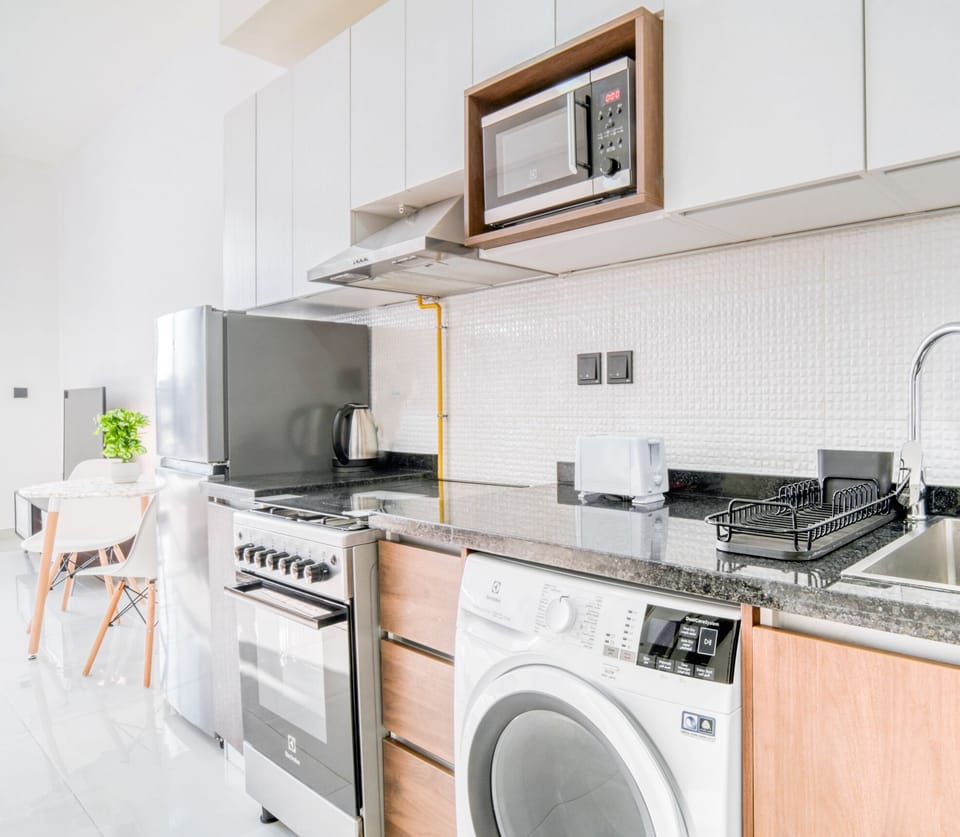 Basic Studio, City View | Private kitchen