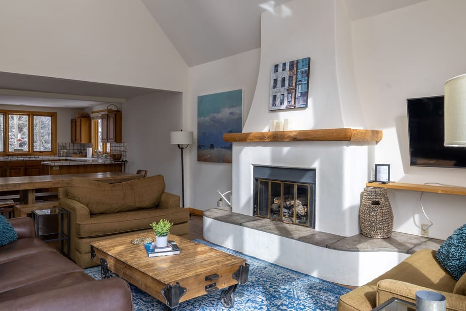 Living Room - Vaulted ceilings and access to BBQ on deck