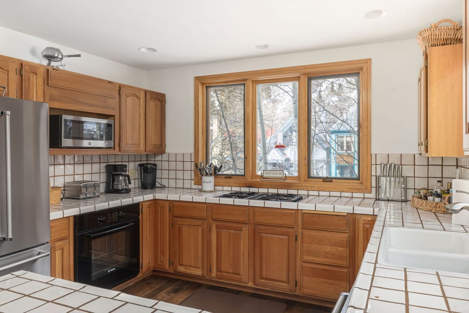Kitchen - Spacious kitchen with lots of natural light