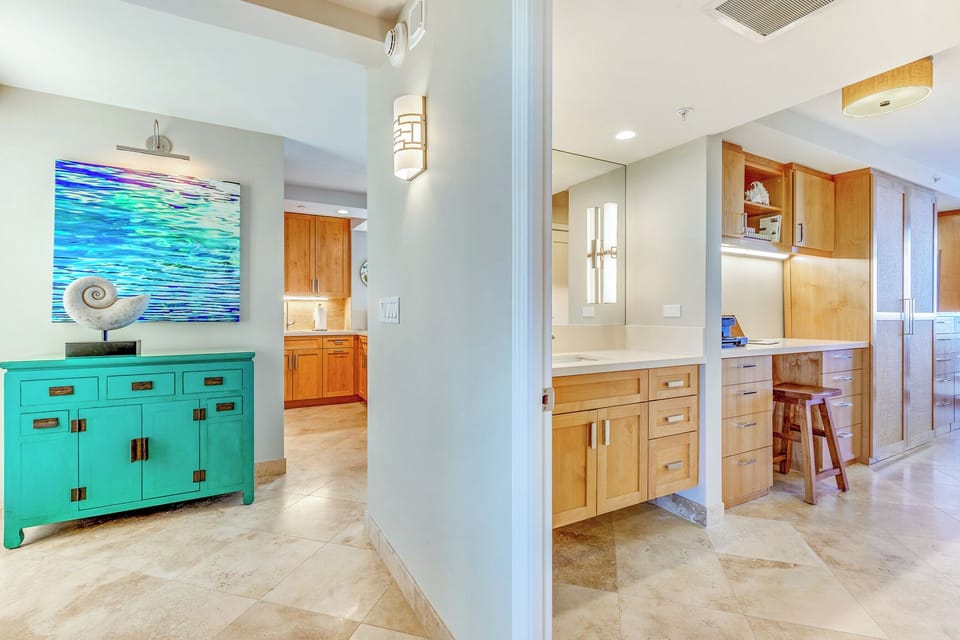 Wide hallway in Mahana 1119 creates an airy flow and elegant transition between living spaces.
