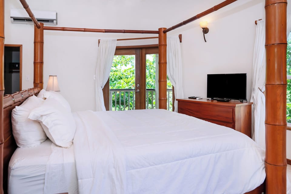 King Master bedroom with private blacony