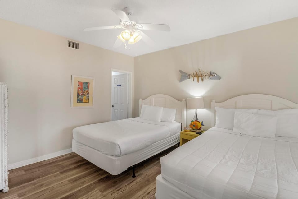 Bedroom 2: Two queen beds