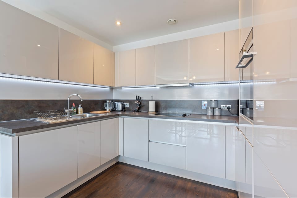 Apartment | Private kitchen | Fridge, microwave, oven, stovetop