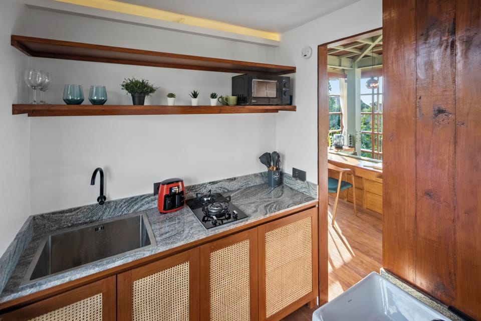 Design Tree House | Private kitchen | Microwave, stovetop, coffee/tea maker, electric kettle