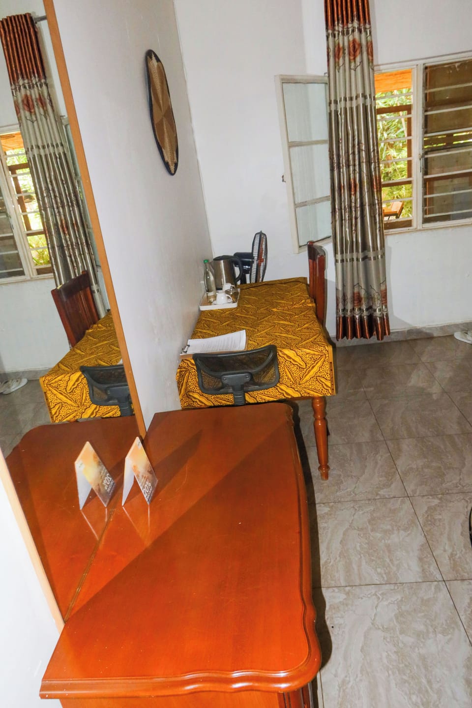 Desk, laptop workspace, WiFi (free)