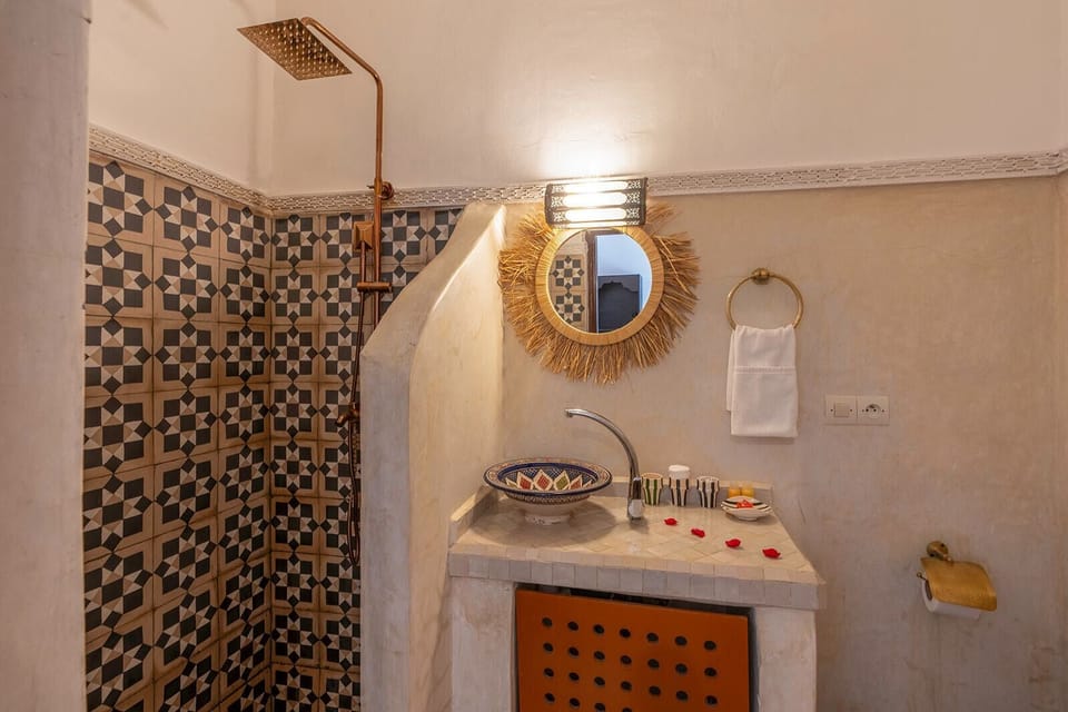 Standard Double Room | Bathroom | Shower, free toiletries, hair dryer, towels