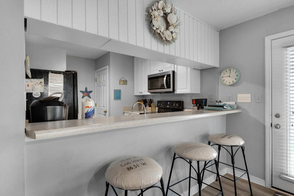 Condo, Multiple Beds (Beachview 107) | Private kitchen | Oven, toaster, paper towels